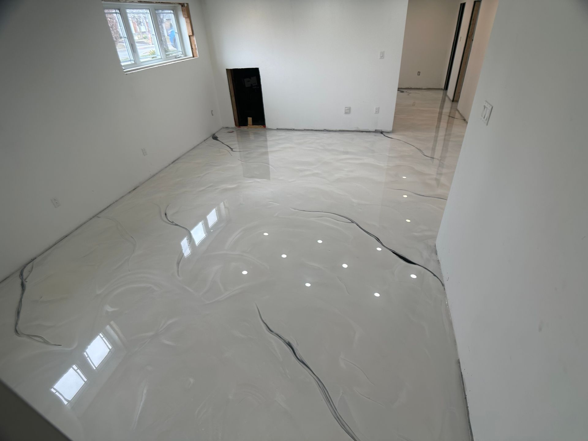 Une pièce avec un sol blanc et des murs blancs.