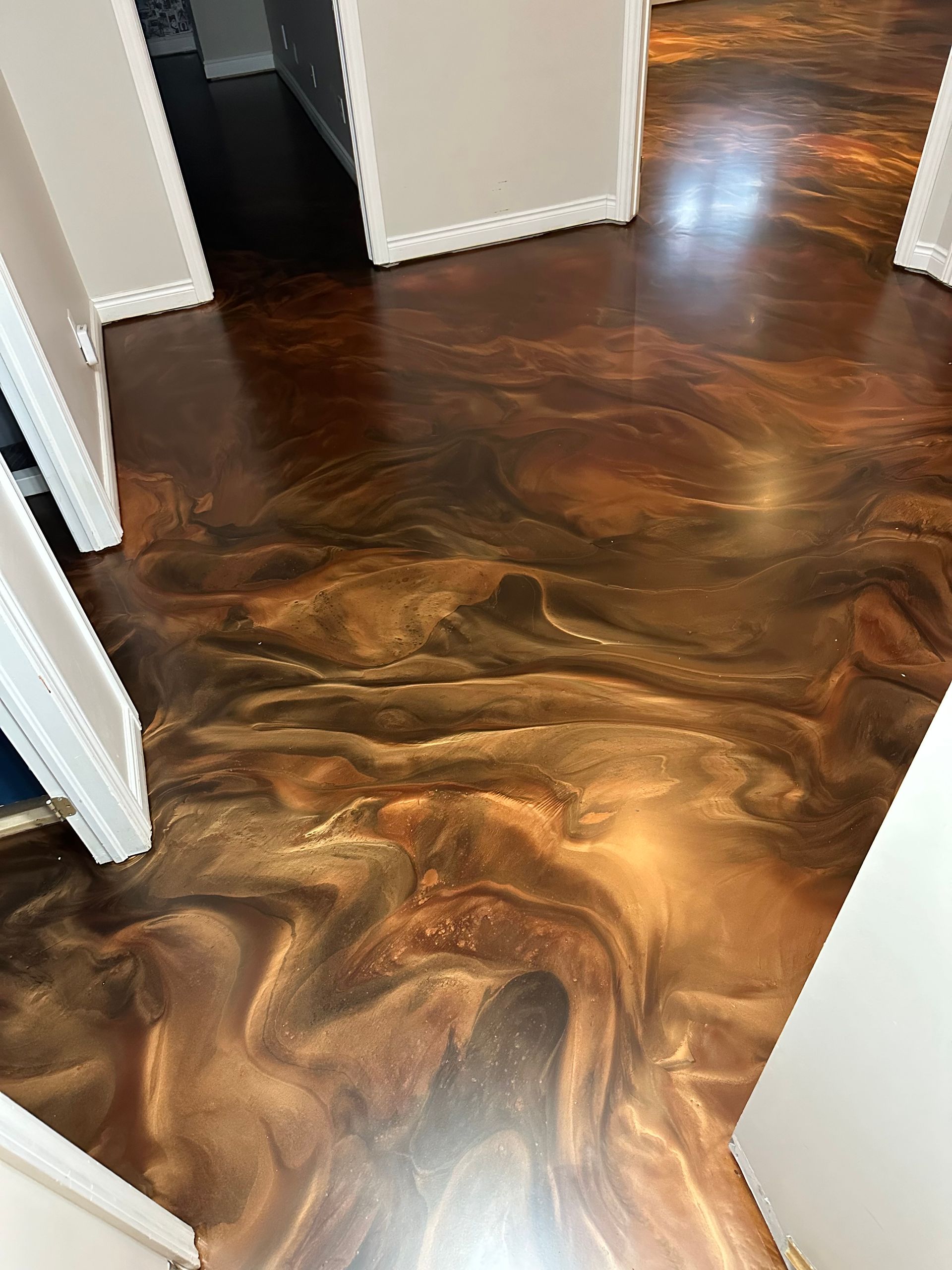 Sol métallique brun tourbillonnant dans un couloir, vu depuis une porte