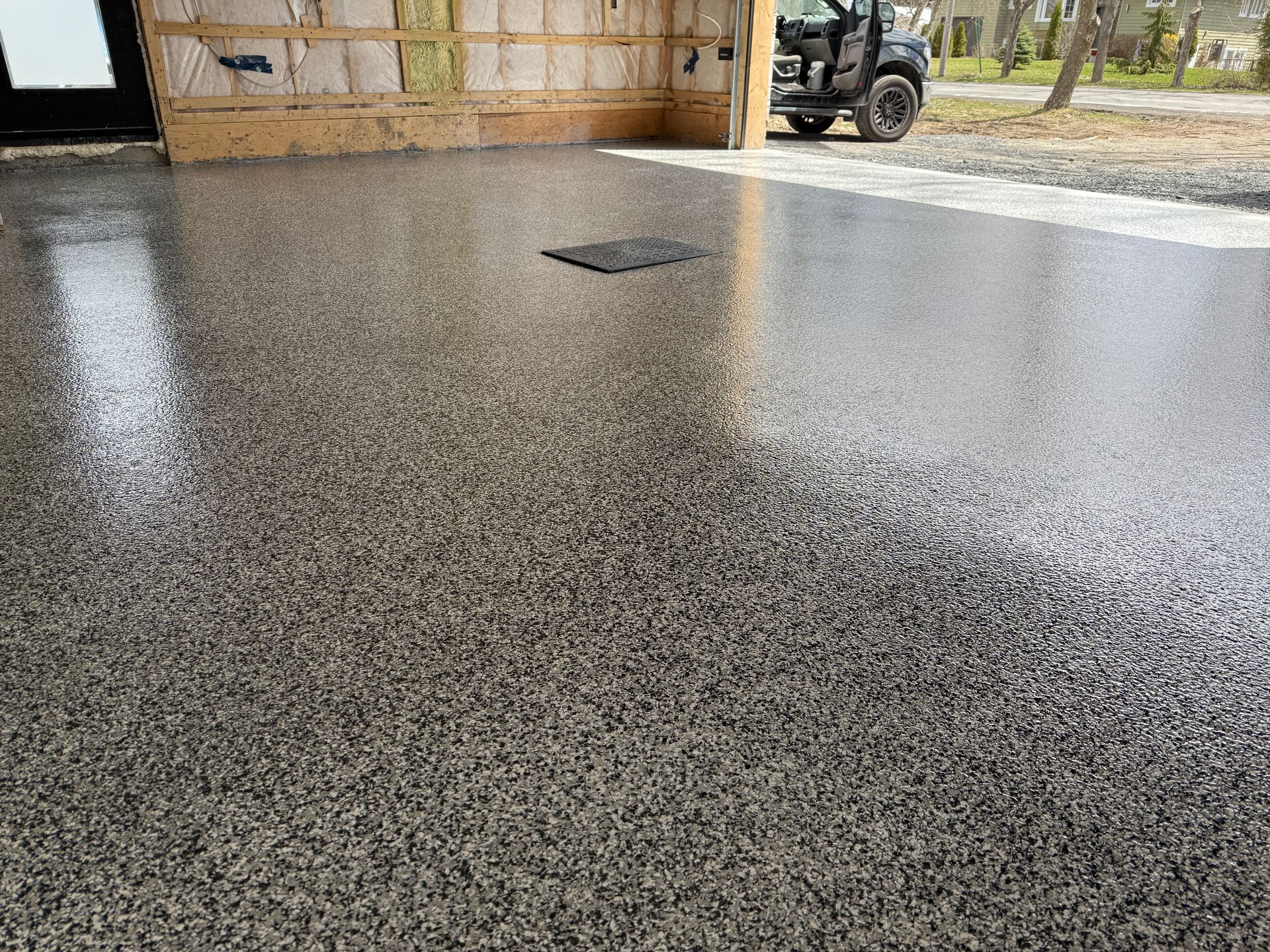 Un gros plan d'un sol en béton gris dans un garage.