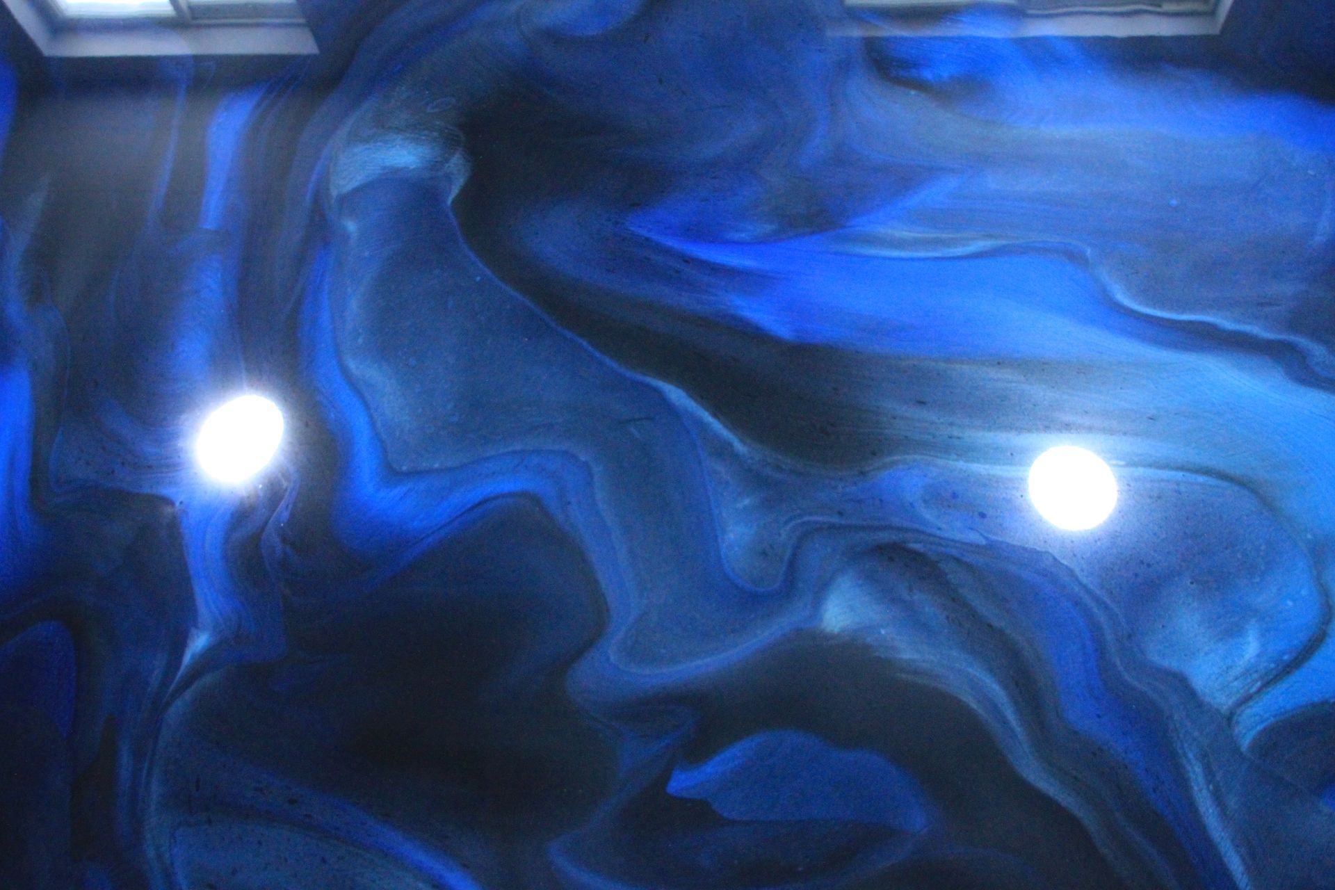 Un sol en marbre bleu et noir avec des lumières dessus.