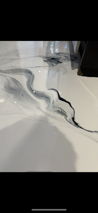 Un gros plan d'un comptoir en marbre noir et blanc.