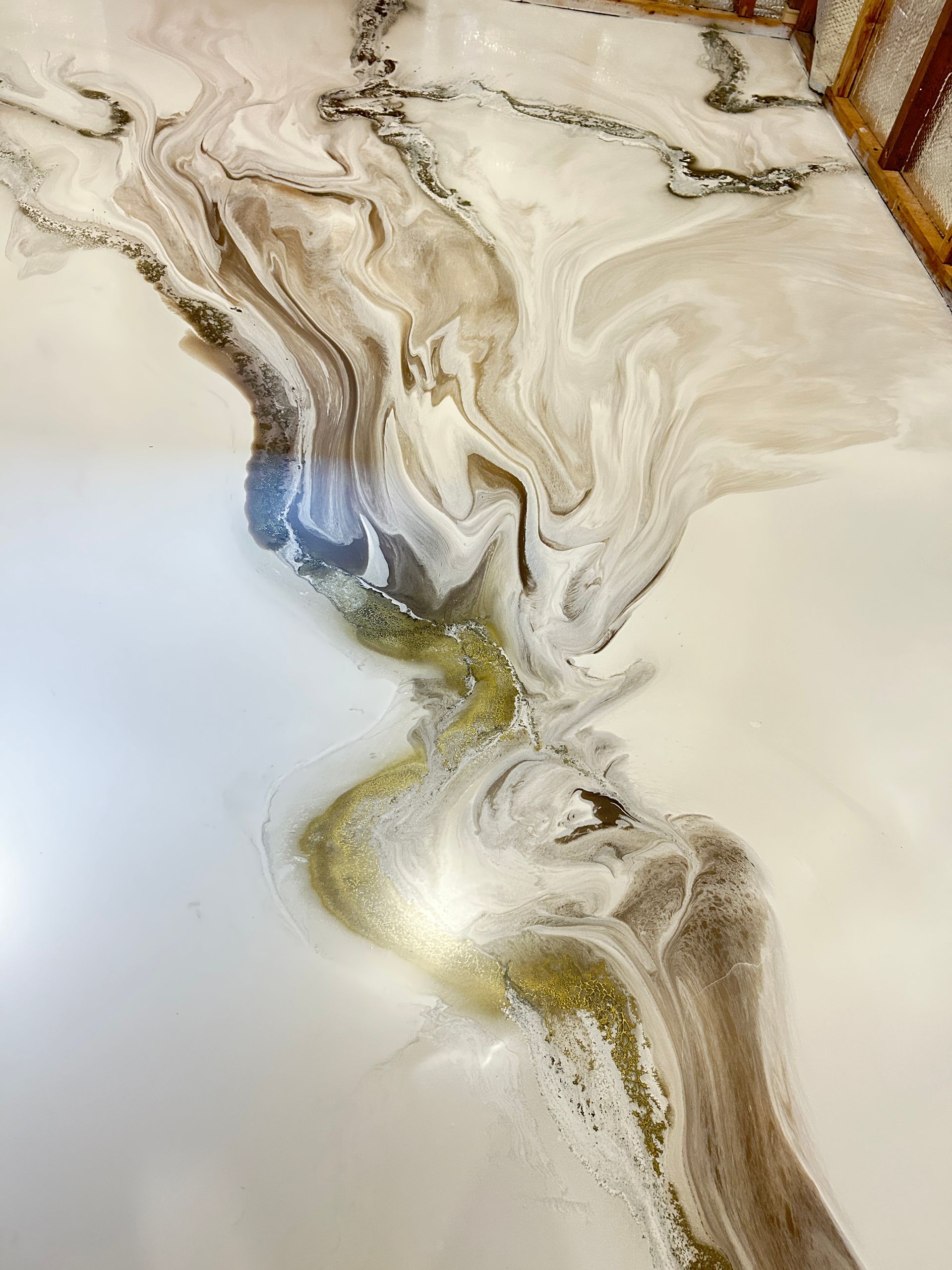 Un gros plan d'un sol en marbre avec un tourbillon de peinture dessus.