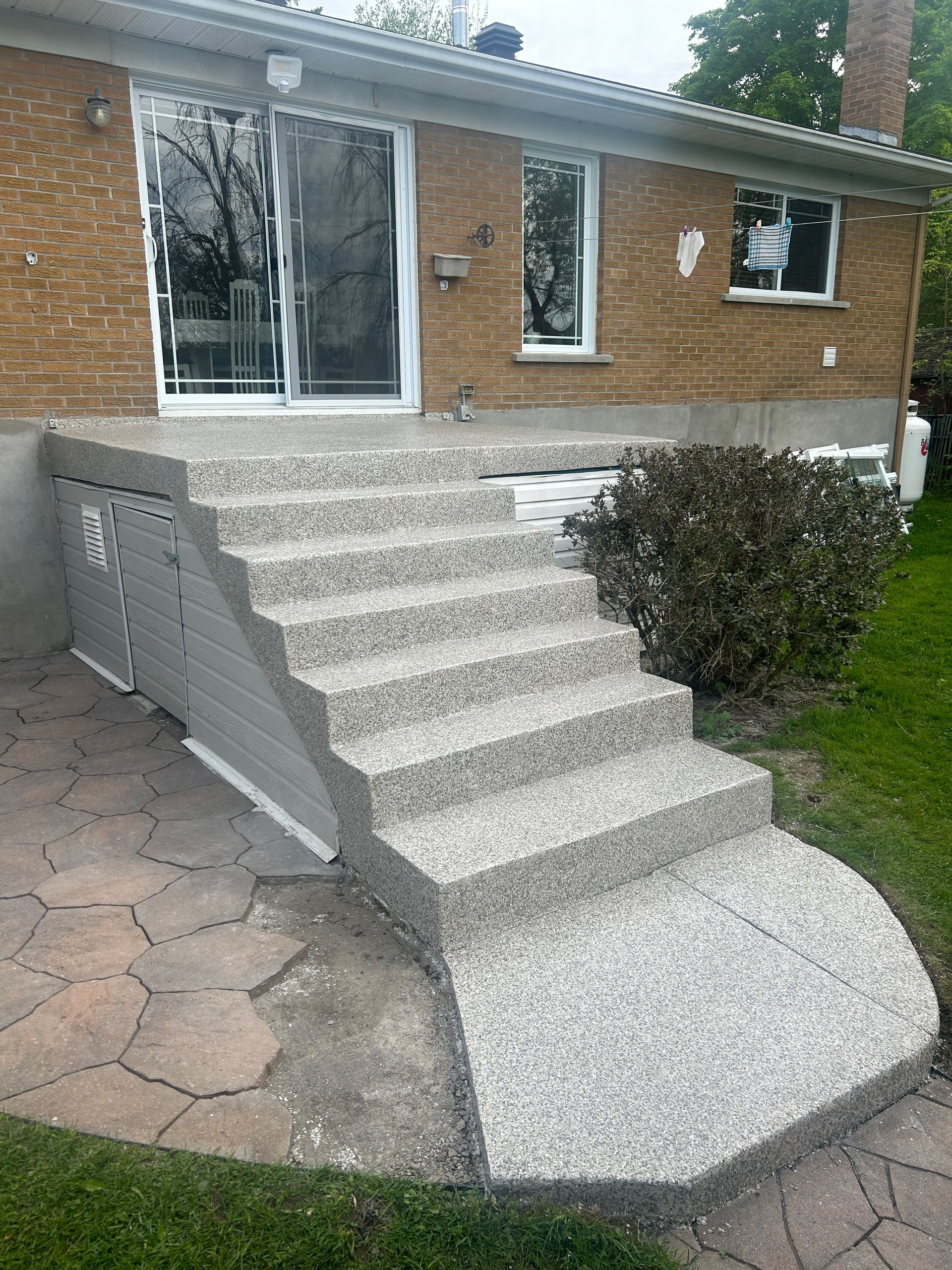 Un escalier menant à une maison en briques.