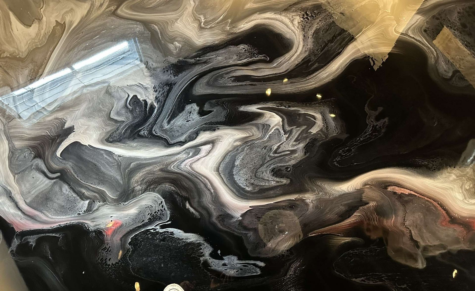 Un gros plan d'une peinture en marbre noir et blanc sur une table.