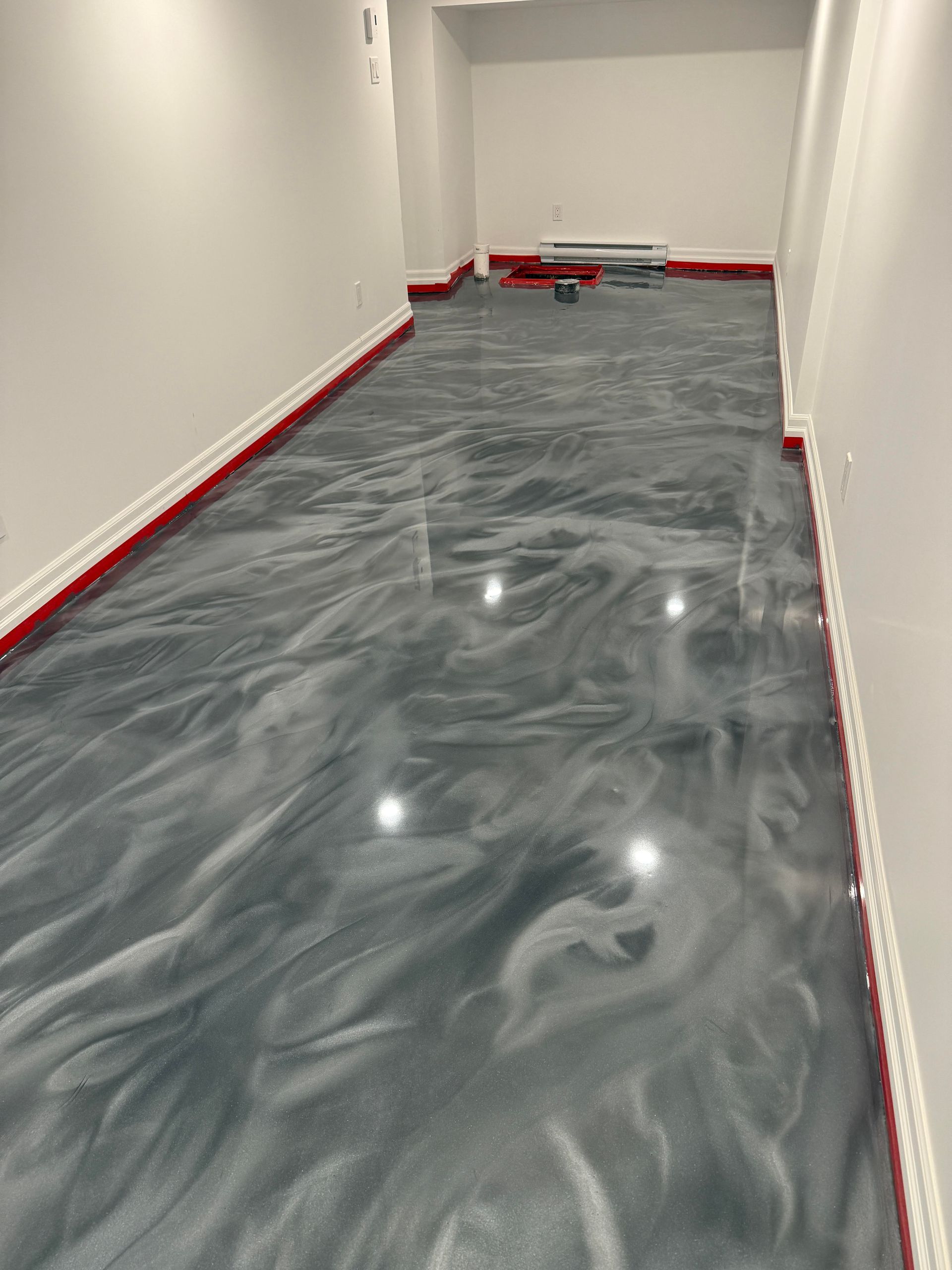 Un couloir avec un sol et des murs métalliques brillants.