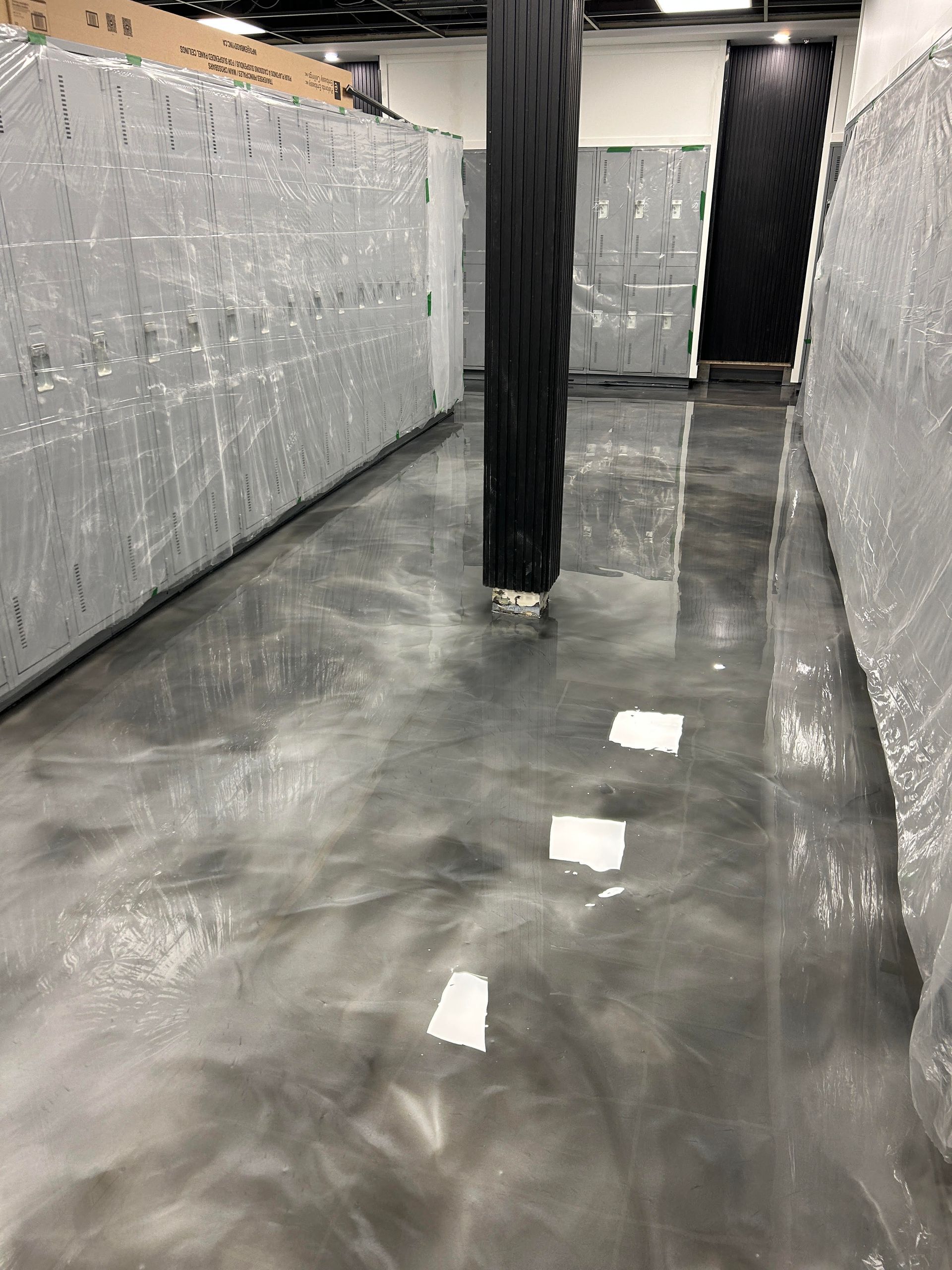 Un couloir avec un sol et des murs métalliques brillants.