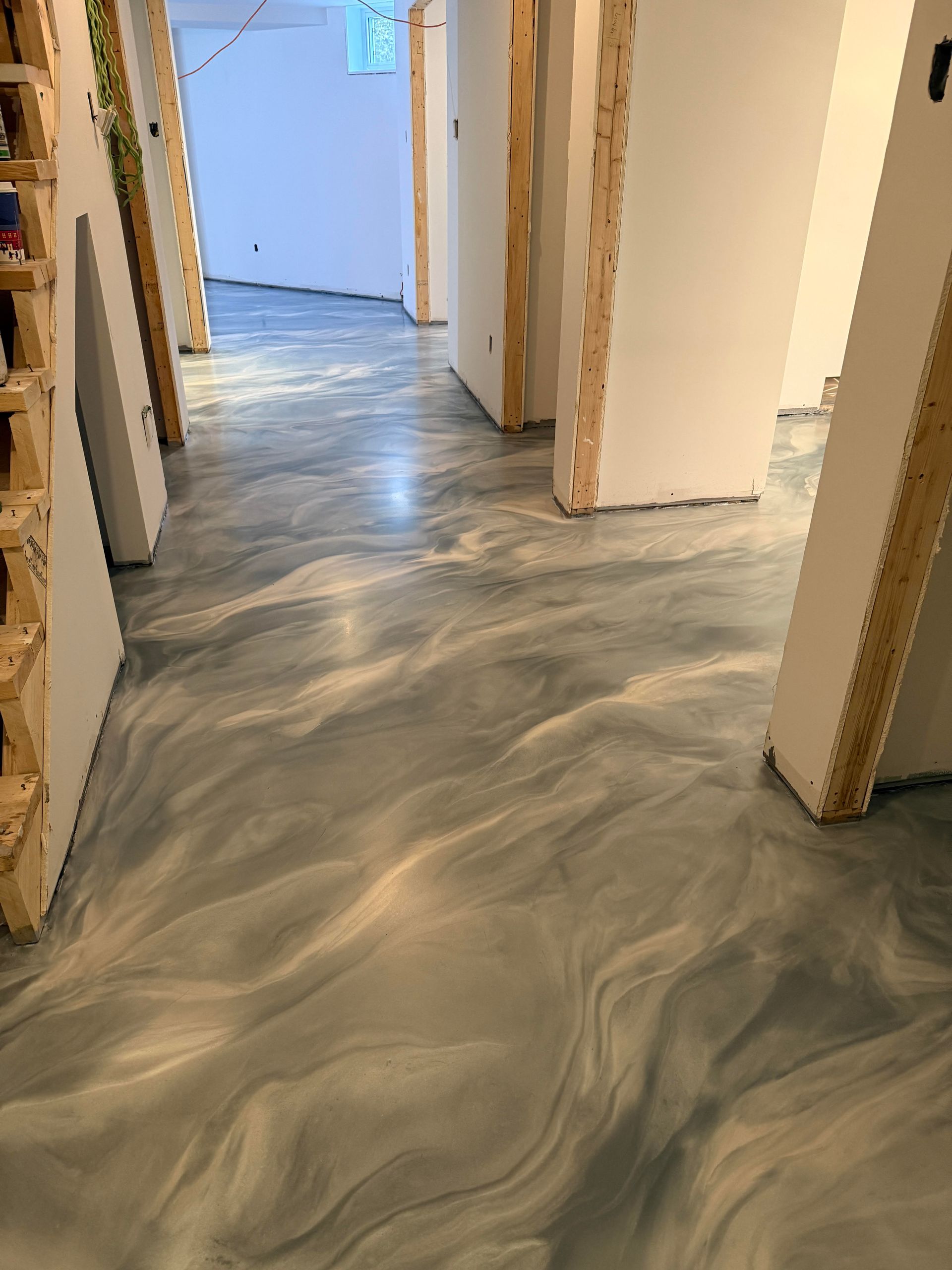 Une pièce avec un sol en marbre noir et blanc et une fenêtre.