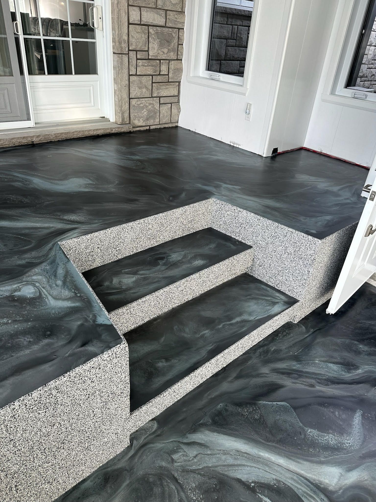 Un sol métallique brillant avec le reflet d'une fenêtre à l'intérieur.