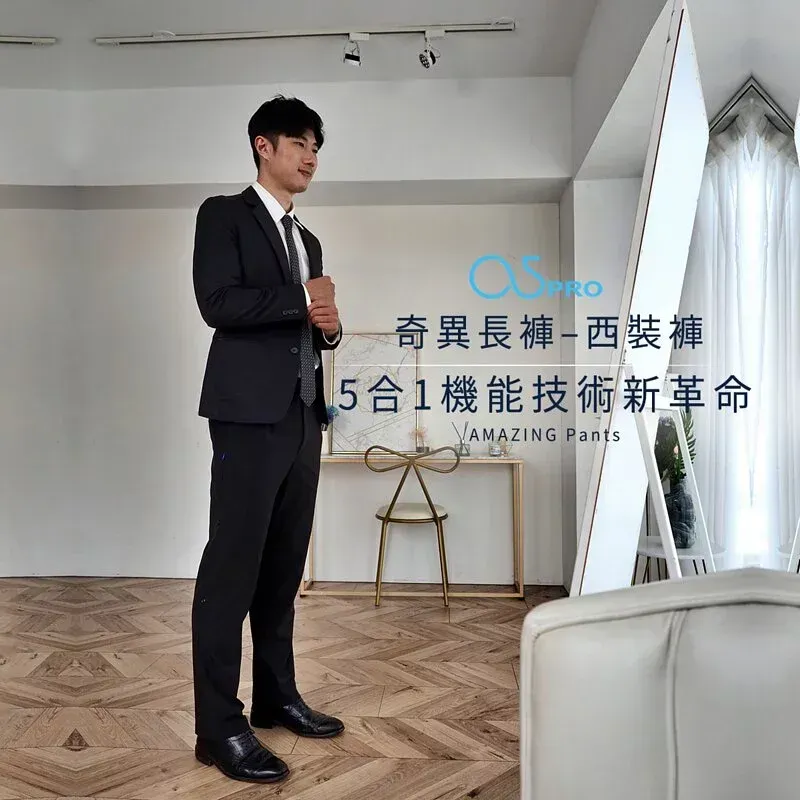 一名身穿白襯衫和黑褲子的男子站在牆前