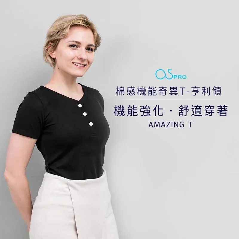 該名女子身穿黑色襯衫和白色裙子