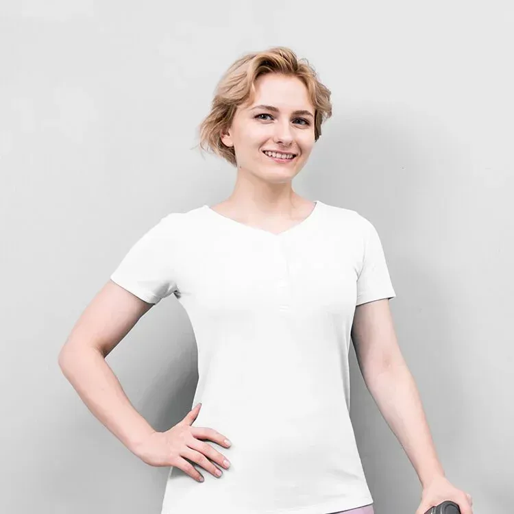 該名女子身穿黑色襯衫和白色裙子