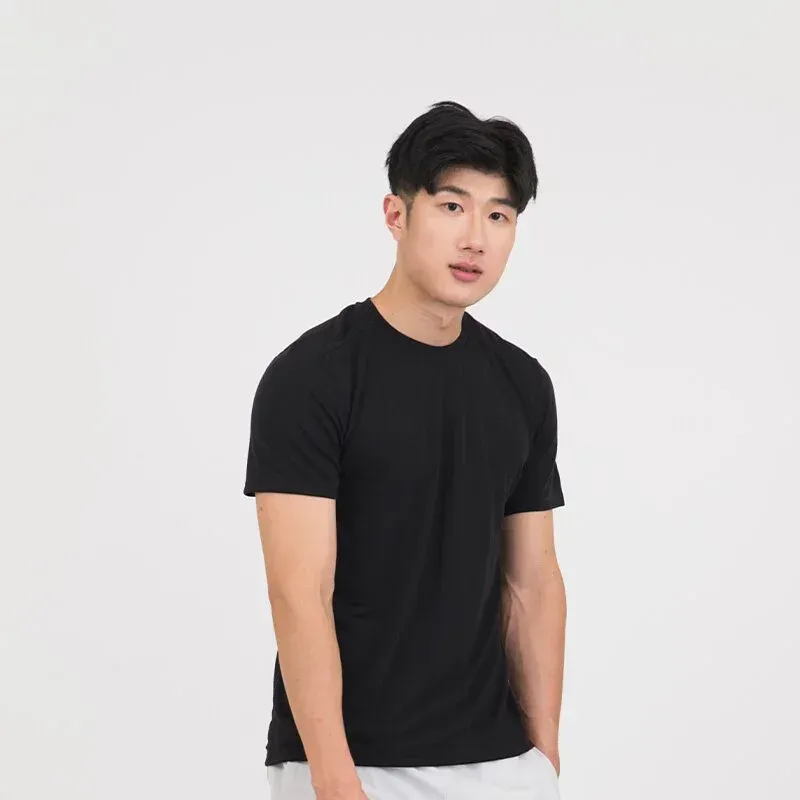 一名年輕男子身穿黑色T恤和白色短褲。