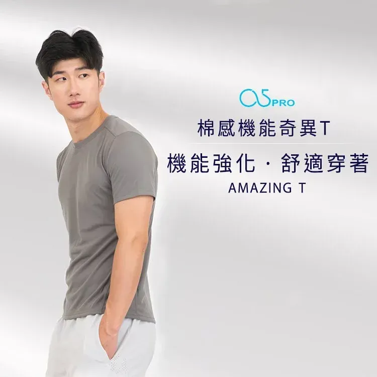 一位穿紅襯衫的男子坐在椅子上看書