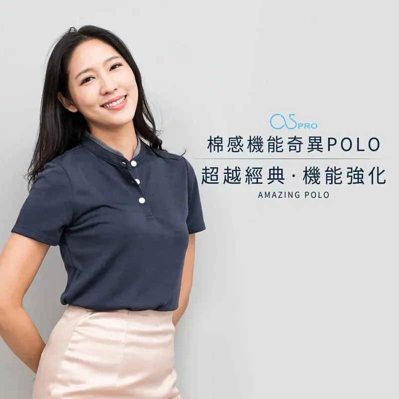 一位穿著黑色襯衫和粉紅色裙子的女子正微笑著。