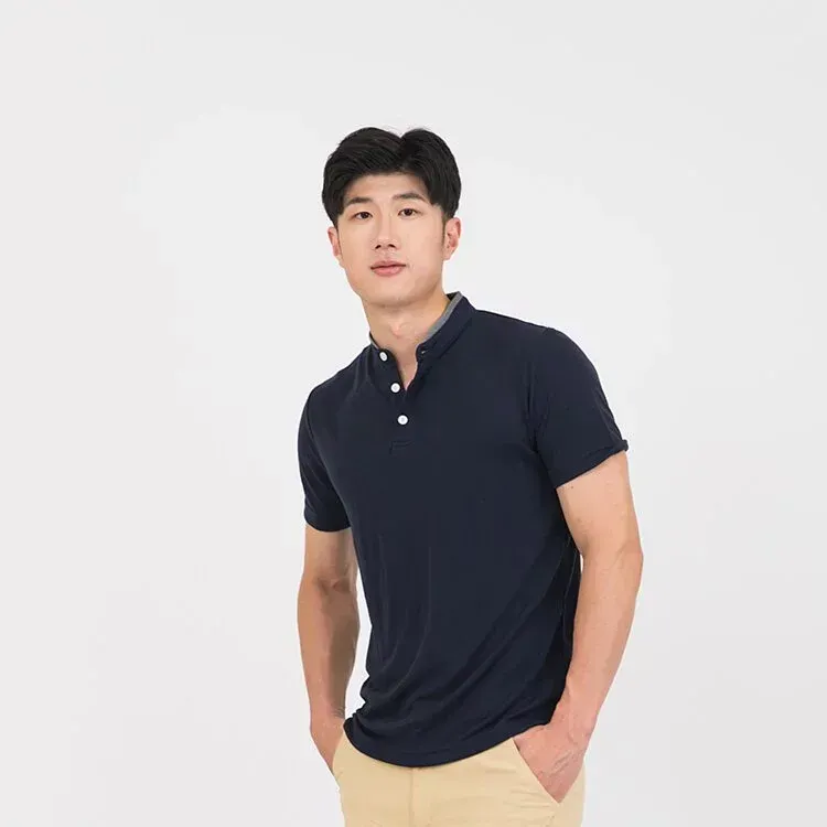 一位男士坐在桌邊，手裡拿著一杯咖啡