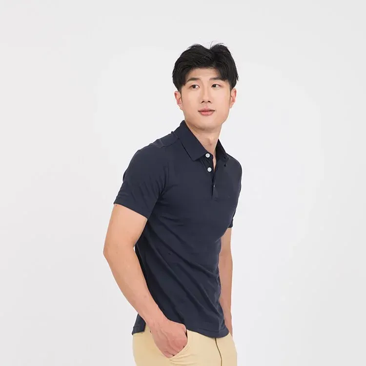 一名年輕男子身穿藍色 Polo 衫和卡其褲。