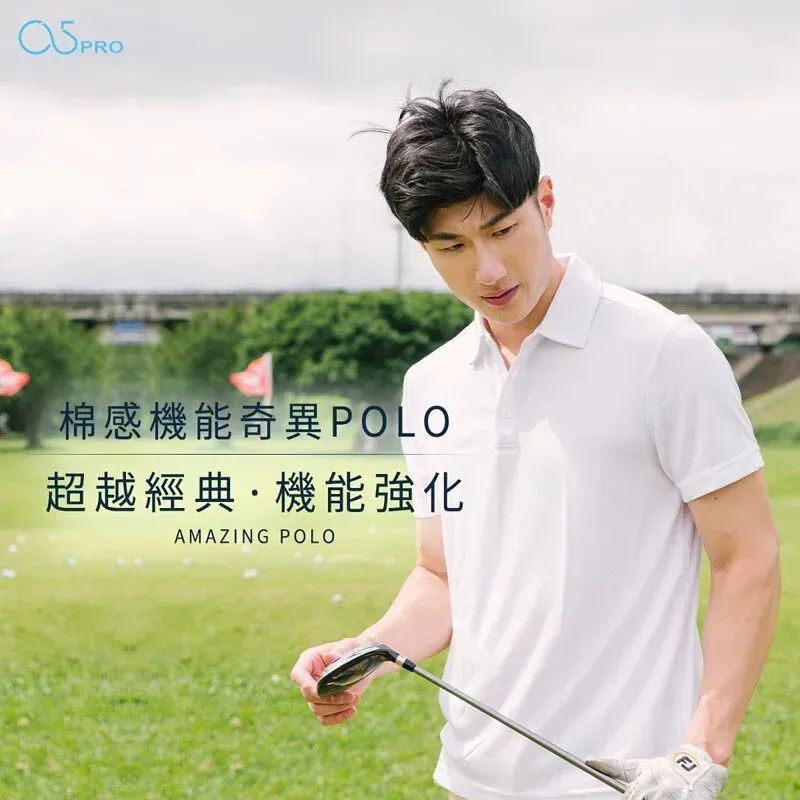 一名年輕男子身穿藍色 Polo 衫和卡其褲。