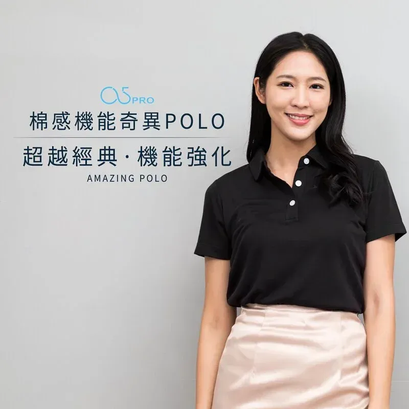 這位女子身穿一件黑色 Polo 衫和一條米色裙子。