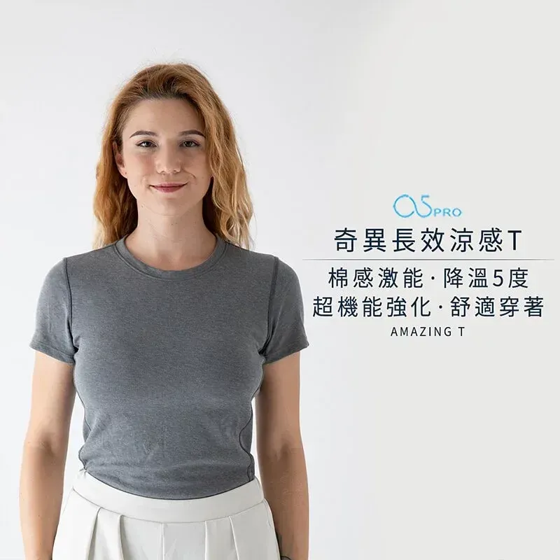 一名女子身穿灰色 T 恤和白色短褲。