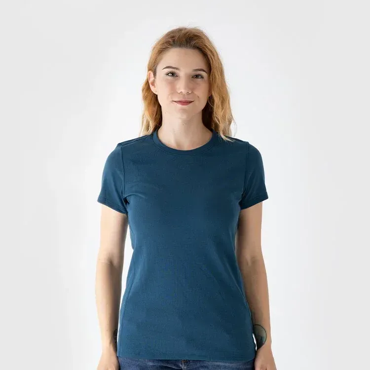 一名女子身穿藍色 T 恤和牛仔褲。