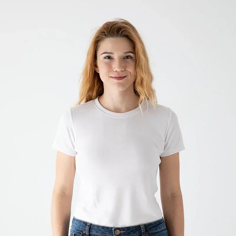一名女子身穿白色 T 恤和牛仔褲。