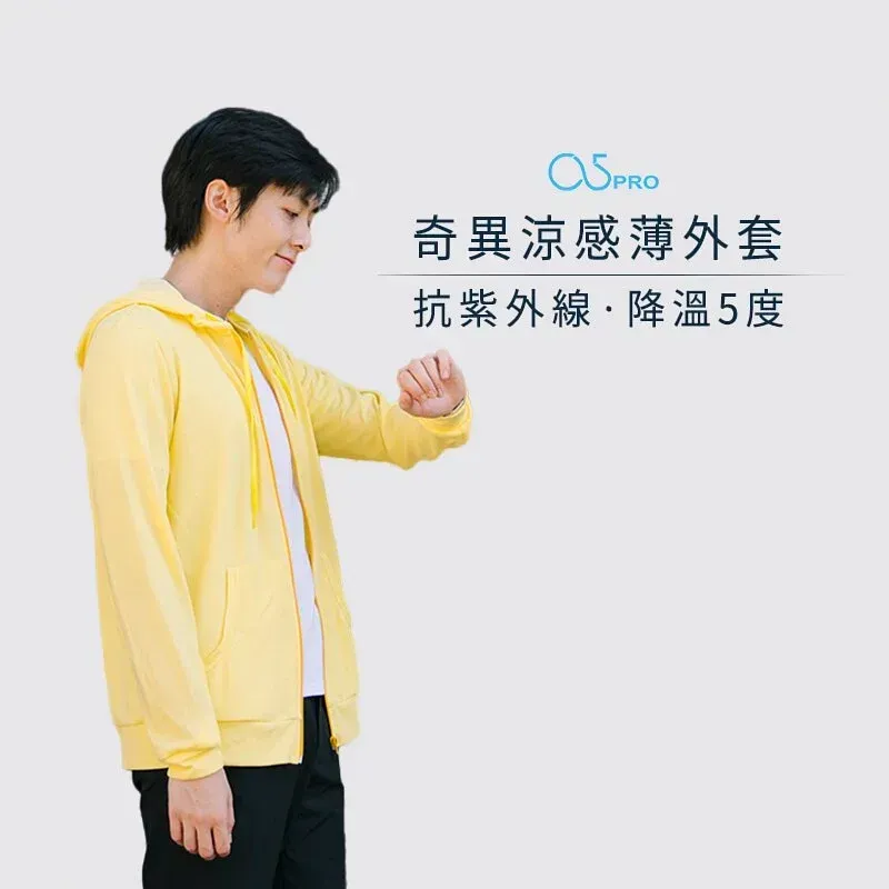 身穿白色連帽衫和灰色褲子的女子