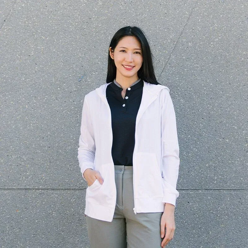 身穿白色連帽衫和灰色褲子的女子