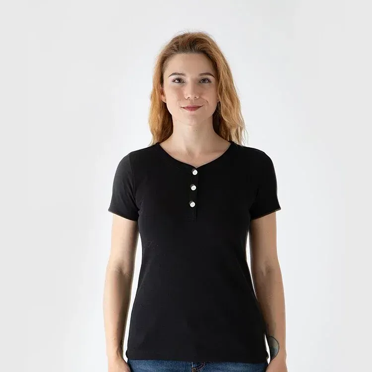 一名女子身穿黑色 T 恤和牛仔褲。