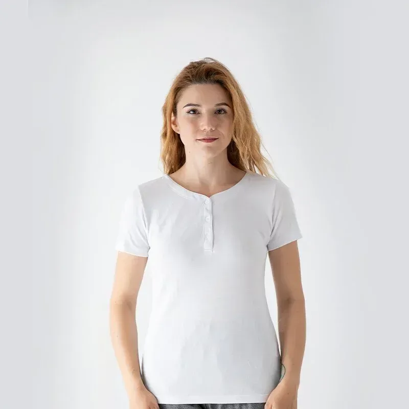 一名女子身穿一件白色 T 卹，正面有一個扣環。