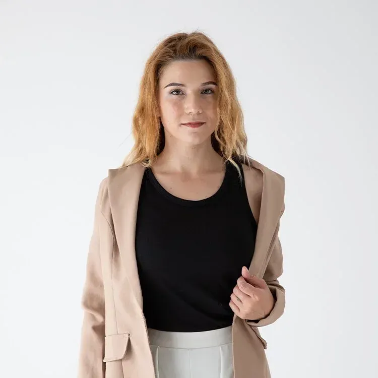 一名女子身穿黃色背心和牛仔褲。