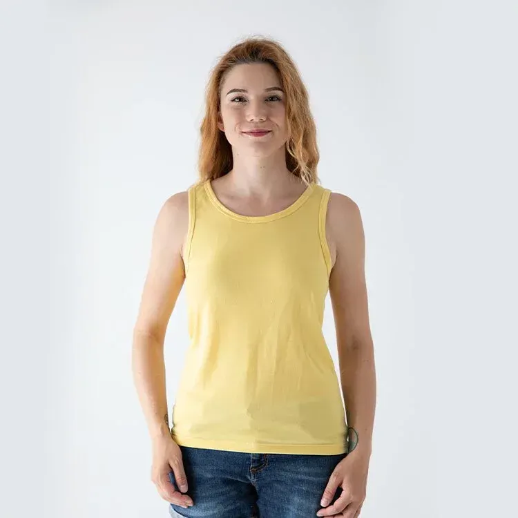 一名女子身穿黃色背心和牛仔褲。