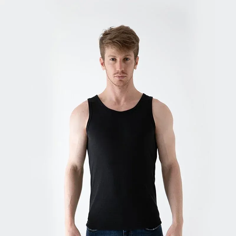 一名男子身穿黑色背心和牛仔褲。