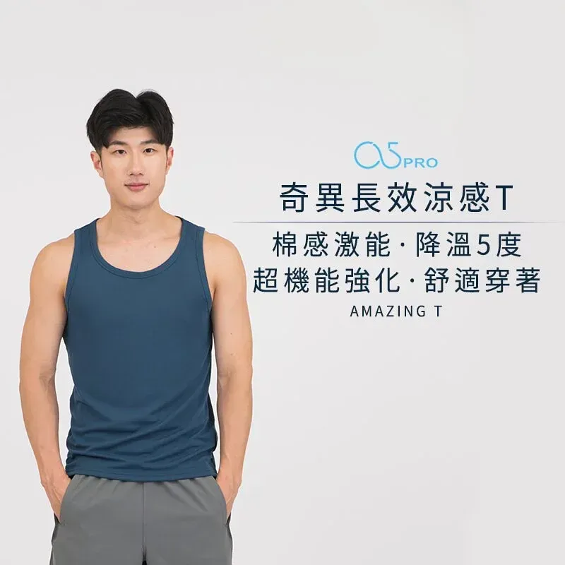 一名身穿藍色背心的男子站在那裡，雙手插在口袋裡。