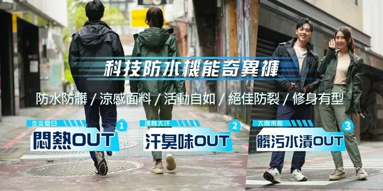 一群人正在街上行走。