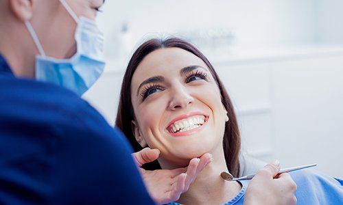 una donna durante una visita dal dentista
