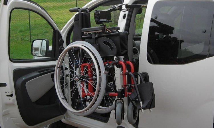 modifica auto per carico carrozzina