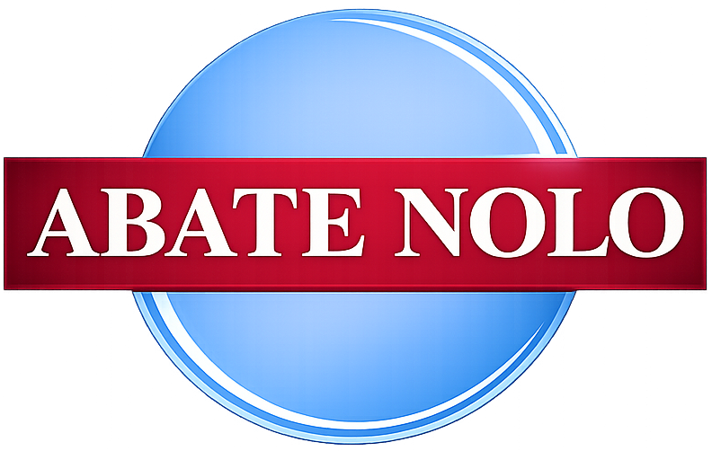 Testo "ABATE NOLO" scritto in bianco su uno striscione rosso sopra una sfera blu, circondato da un anello azzurro.