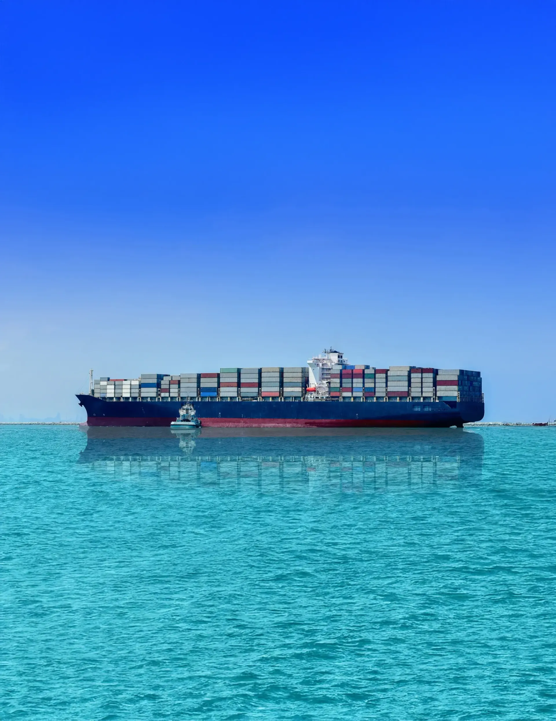 Um homem em pé na praia olhando para um navio no oceano