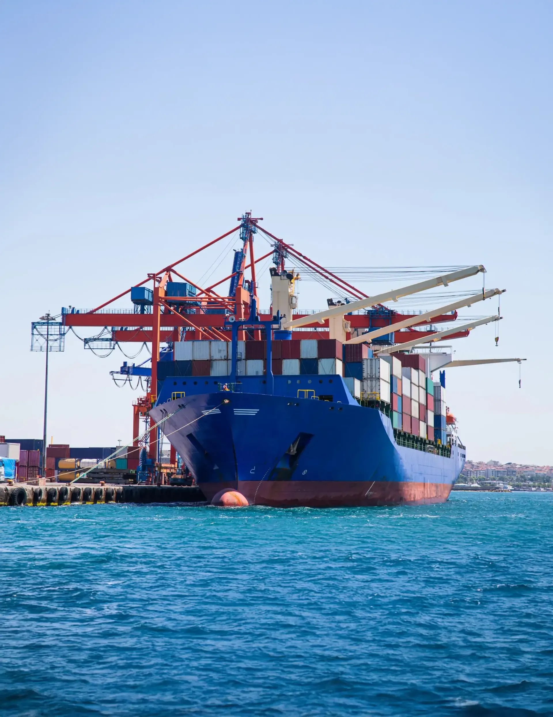 Um grande navio de carga com a palavra porto na lateral