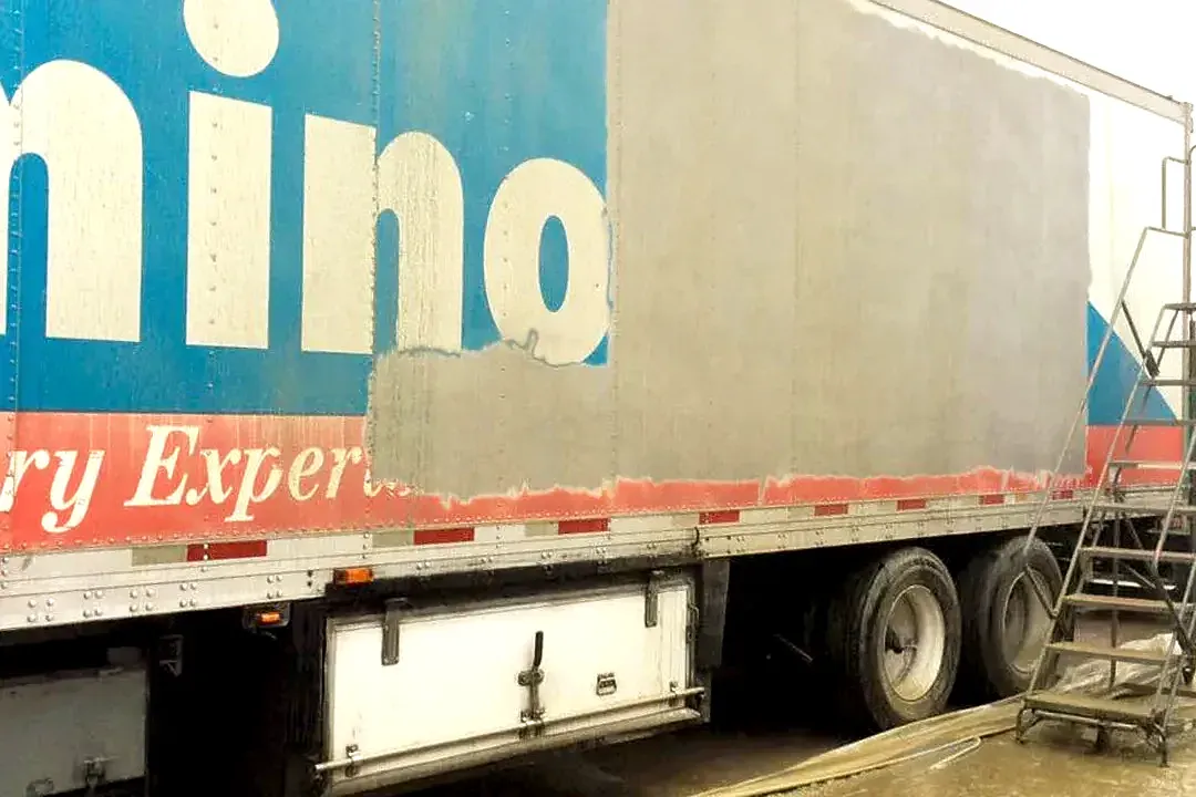 A truck with the word nino on the side of it