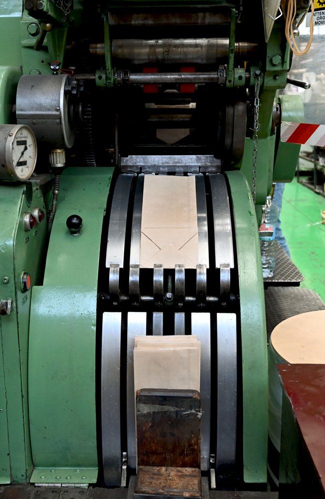 Machinery for the production of vacuum cleaner bags
