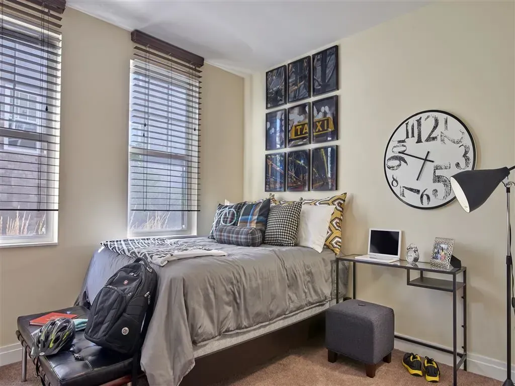 Bedroom photo alternate angle