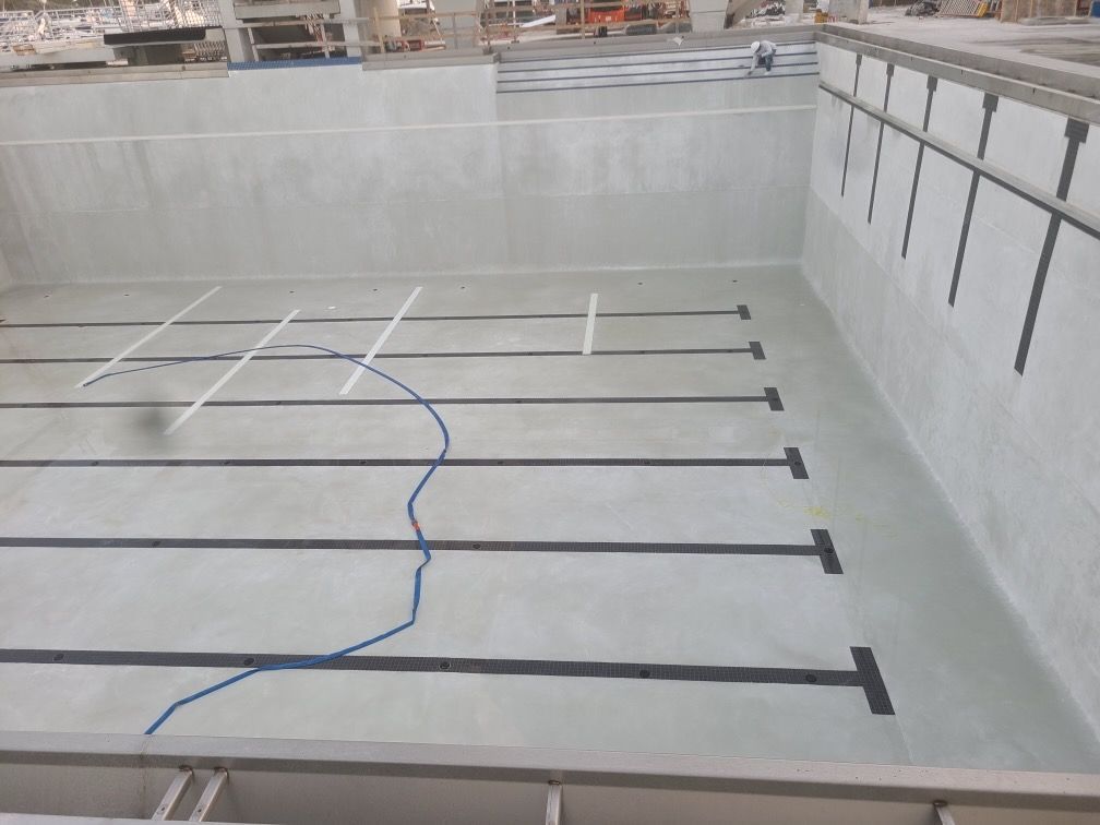 A swimming pool with a blue hose going through it