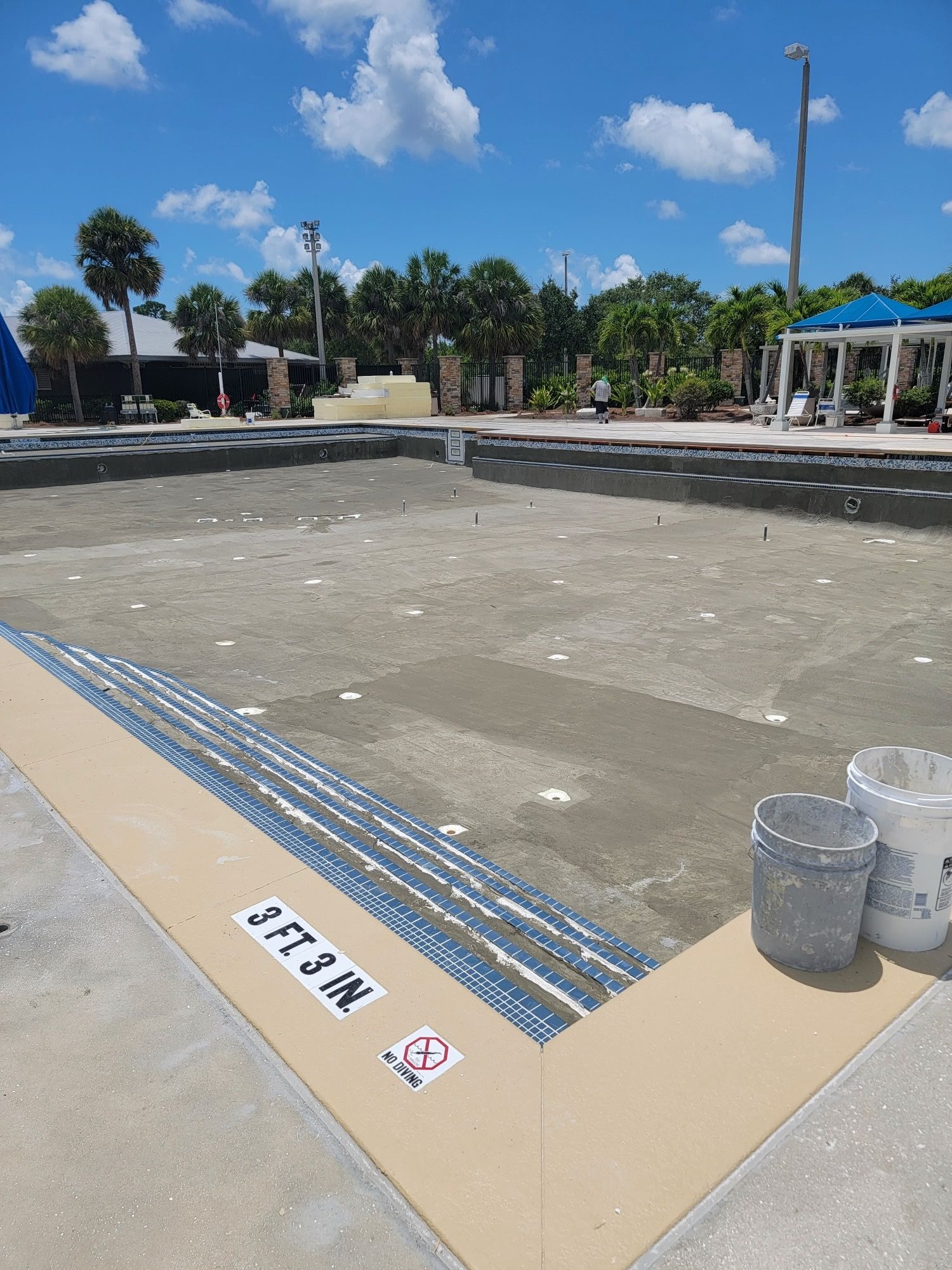 An empty swimming pool with a sign that says 4 ft 3 in