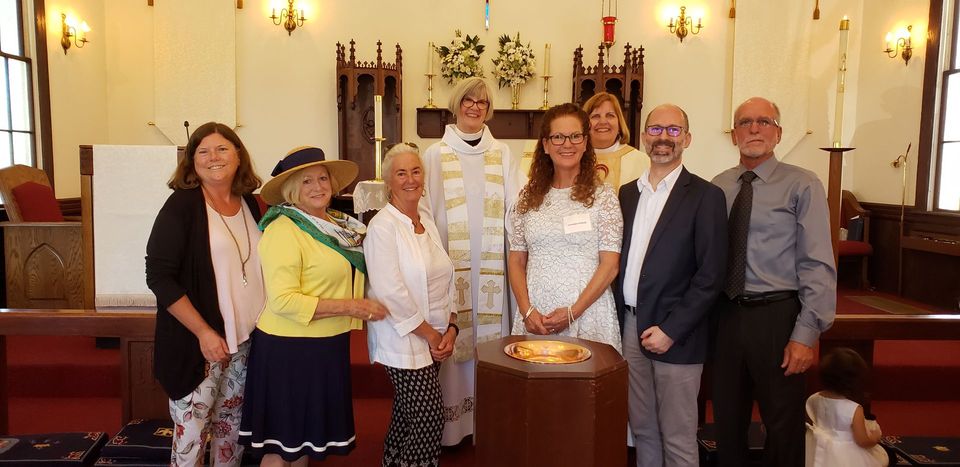 A group of people are posing for a picture in a church.