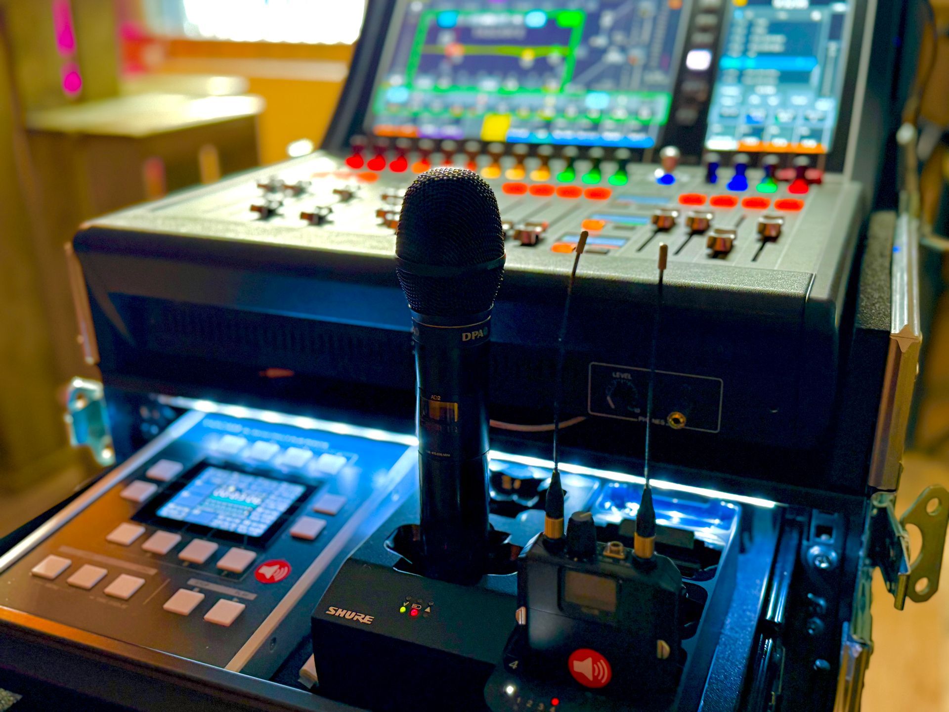 Een microfoon staat bovenop een mixer.