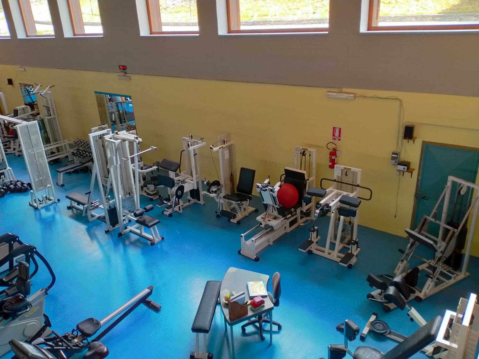 Una vista aerea di una palestra piena di attrezzi per l'esercizio fisico