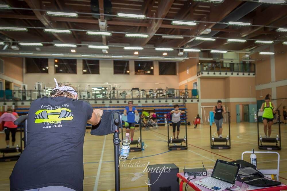 Un gruppo di persone sta facendo esercizi in palestra.