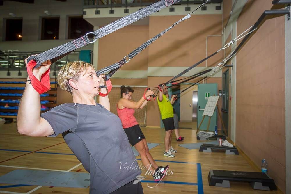 Un gruppo di persone sta facendo esercizi in palestra.