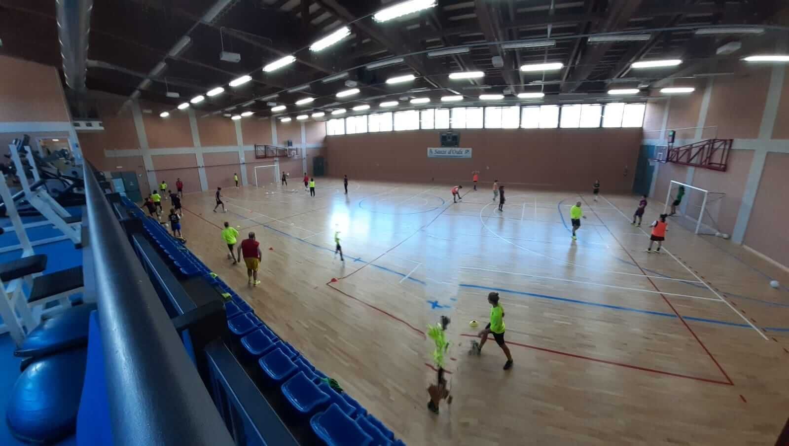 Un gruppo di persone sta giocando a pallamano in una palestra.